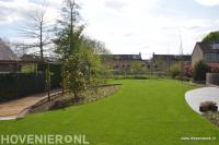 Grote tuin met terras, gazon, vijver met watermuur en pergola 3