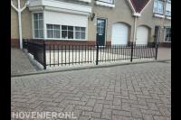 Voortuin met metalen hekwerk