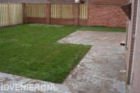 Tuinaanleg met bestrating, graszoden en houten schutting 1