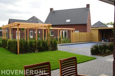 Tuin met gazon, zwembad en schutting, pergola en overkapping van hout