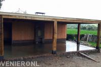 Luxe houten overkapping met tuinhaard