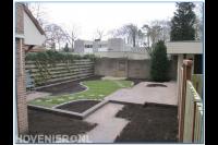 Tuin met bijzondere vormen en gazon met stapstenen