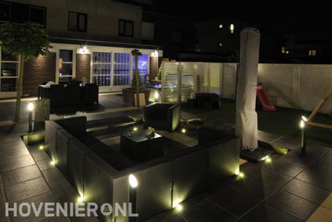 Moderne tuin met bestrating, jacuzzi, kunstgras en buitenverlichting 2