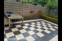 Bestrating met dambord motief