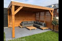 Houten veranda met loungeset