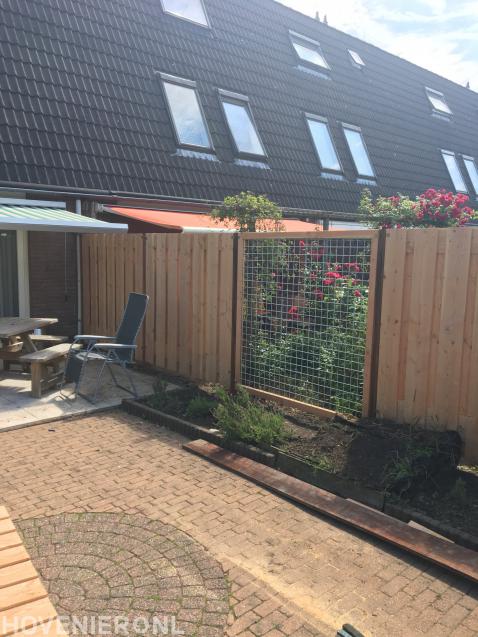 Houten schutting met scherm van betongaas