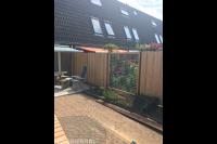 Houten schutting met scherm van betongaas