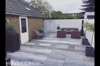Achtertuin met grote tegels en kiezels