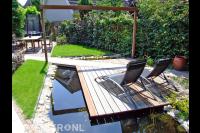 Zithoek met vlonder en houten pergola boven vijver 2