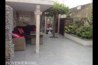 Houten terrasoverkapping met tuinhaard en bestrating met siertegels 2