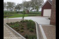Ruime tuin met grote oprit en gazon