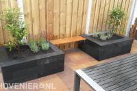 Plantenbakken van stapelblokken met zitbankje
