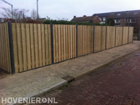 Hout beton schutting plaatsen