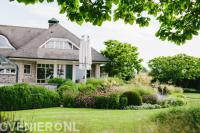 Villatuin met veel groen en kleurrijke planten 1