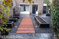 Plantenbakken omringd door kiezels