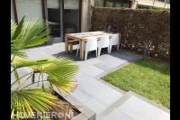 Terras met grote tegels