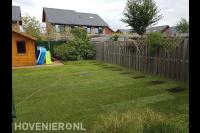 Achtertuin met grasmatten