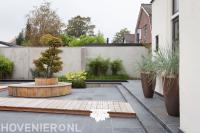 Strakke tuin met vijver en vlonder 1