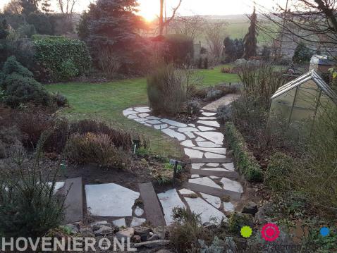 Tuinpad met trap van flagstones