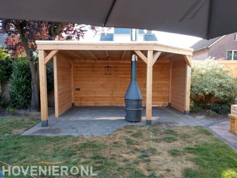 Houten veranda met tuinhaard