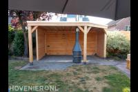 Houten veranda met tuinhaard