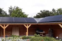 Grote houten overkapping met zonnepanelen