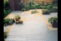 Tuinverharding met mozaïektegels en grind