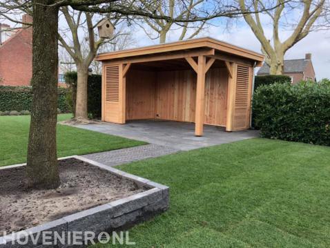 Houten veranda en graszoden leggen