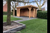 Houten veranda en graszoden leggen