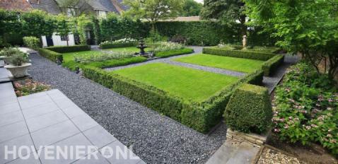 Klassieke tuin met waterornament, gazon en hagen 1