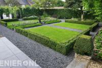 Klassieke tuin met waterornament, gazon en hagen 1