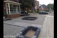 Onderhoudsarme voortuin met bestrating, split en plantenbakken