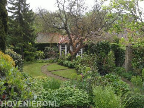 Landschappelijke tuin met gazon en veel groen