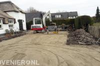 Voorbereidend grondwerk voor bestrating met graafmachine