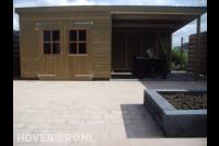 Houten schuurtje met overkapping
