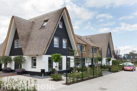 Voortuin met strakke lijnen bij villa