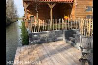 Houten vlonder langs het water