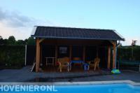 Overkapping met dakpannen en vlonder bij zwembad