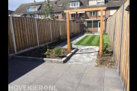 Achtertuin aanleggen met bestrating, graszoden en houten pergola's