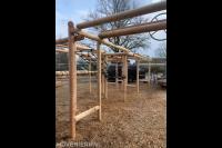 Groot houten speeltoestel op speelplaats