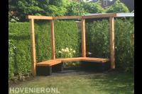 Houten pergola bij maatwerk bank