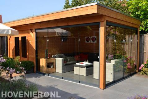 Houten veranda met glazen wanden en loungeset 1