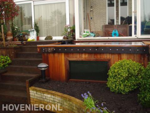 Houten vijver met doorkijkwand