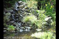 Waterloop over rotswand naar vijver