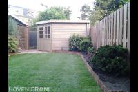 Tuinaanleg met gazon van graszoden en houten tuinhuis 1