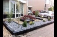 Onderhoudsvriendelijke voortuin met verhoogde borders en breuksteen