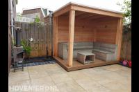 Tuinaanleg met houten overkapping en bestrating van natuursteen 1