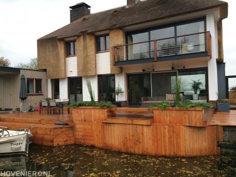 Groot vlonderterras en aanlegsteiger bij villa aan het water