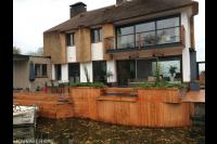 Groot vlonderterras en aanlegsteiger bij villa aan het water