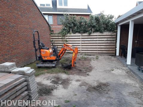 Tuin afgraven met minikraan